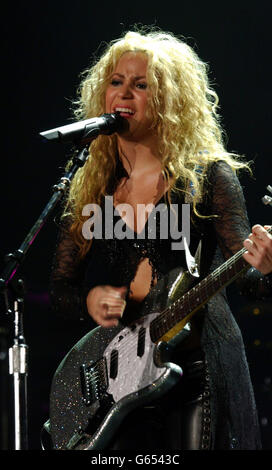 Latino diva Shakira se produit lors de son premier concert britannique au Wembley Arena de Londres. Banque D'Images