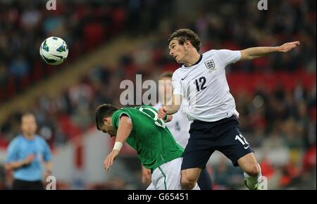 Football - International friendly - Angleterre / République d'Irlande - Stade Wembley.Shane long (à gauche) de la République d'Irlande et Leighton Baines (à droite) de l'Angleterre se battent pour le ballon dans les airs Banque D'Images