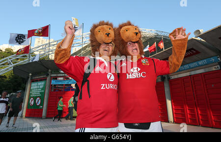 Les fans de Lions arrivent pour le Tour Match au stade de Hong Kong, à Hong Kong. APPUYEZ SUR ASSOCIATION photo. Date de la photo: Samedi 1er juin 2013. Voir l'histoire de PA RUGBYU Lions. Le crédit photo devrait se lire comme suit : David Davies/PA Wire. RESTRICTIONS: , utilisation non commerciale, les photographies ne peuvent être modifiées ou ajustées autrement que dans le cadre de la pratique journalistique ou éditoriale normale (y compris le recadrage/la manipulation à des fins de mise en forme ou de superposition de légendes/titres). Pour plus d'informations, appelez le 44 (0)1158 447447. Banque D'Images