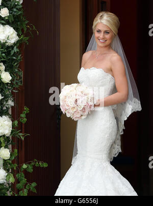 La mariée Helen McConnell arrive pour son mariage au footballeur de Manchester United Jonny Evans comme à l'église presbytérienne de Clough, dans le comté en bas. Banque D'Images