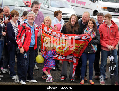 Le spectateur regarde les débats alors que la mariée Helen McConnell (non représentée sur la photo) arrive pour son mariage avec le footballeur de Manchester United Jonny Evans comme à l'église presbytérienne de Clough, County Down. Banque D'Images
