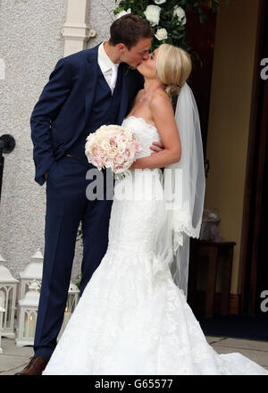 Le footballeur de Manchester United Jonny Evans et Helen McConnell Kiss après leur mariage à l'église presbytérienne de Clough, County Down. Banque D'Images