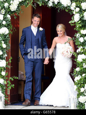 Le footballeur de Manchester United Jonny Evans et Helen McConnell après leur mariage à l'église presbytérienne de Clough, County Down. Banque D'Images