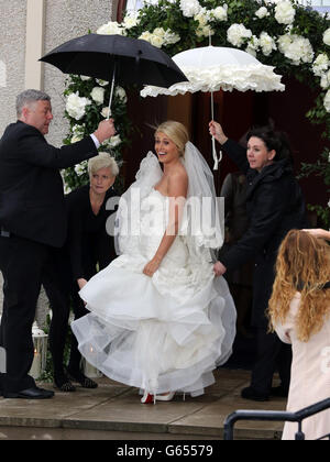 La mariée Helen McConnell arrive pour son mariage au footballeur de Manchester United Jonny Evans comme à l'église presbytérienne de Clough, dans le comté en bas. Banque D'Images
