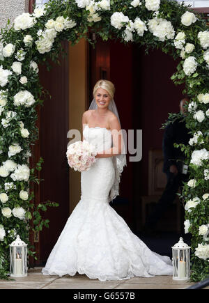 La mariée Helen McConnell arrive pour son mariage au footballeur de Manchester United Jonny Evans comme à l'église presbytérienne de Clough, dans le comté en bas. Banque D'Images