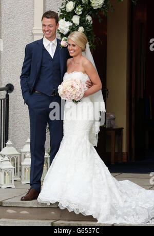 Le footballeur de Manchester United Jonny Evans et Helen McConnell après leur mariage à l'église presbytérienne de Clough, County Down. Banque D'Images