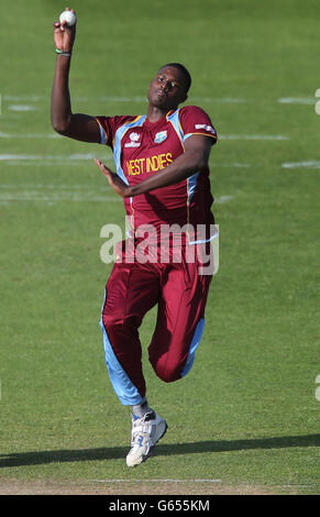 West Indies Bowler Jason Holder lors du Trophée des champions de la CCI, Warm Up Match au SWALEC, Cardiff. Banque D'Images