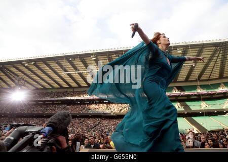 Florence et la machine se présentant au concert Sound of change Live qui a eu lieu au stade de Twickenham, Londres. Banque D'Images