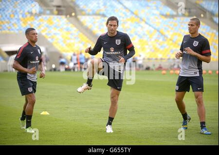 Football - International friendly - Brésil / Angleterre - session d'entraînement en Angleterre - Stade Maracana.Alex Oxlade-Chamberlain, Frank Lampard et Jack Rodwell (de gauche à droite) se réchauffent en Angleterre Banque D'Images