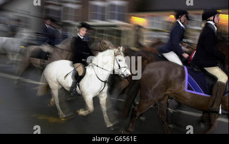 Les membres de York et d'Ainsty Hunt quittent la place du marché d'Easingwold dans le North Yorkshire.On estime que 250,000 personnes se rassemblaient dans tout le pays pour ce qui pourrait être les dernières réunions traditionnelles de chasse le lendemain de Noël dans leur forme actuelle.* Un nouveau projet de loi sur la chasse, lancé par le gouvernement plus tôt ce mois-ci, changera pour toujours la nature de la chasse avec des hossettes. Banque D'Images