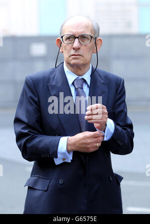 Réclamations concernant le piratage téléphonique.Stuart Kuttner, ancien rédacteur en chef de News of the World, arrive au Southwark Crown court de Londres. Banque D'Images