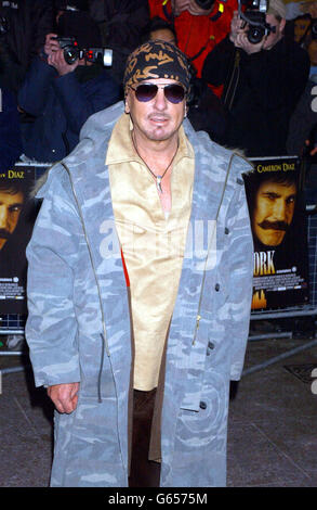 Le couturier Nicky Haslam arrive à l'Empire Cinema, Leicester Square, Londres, pour la première britannique des gangs de New York. Banque D'Images