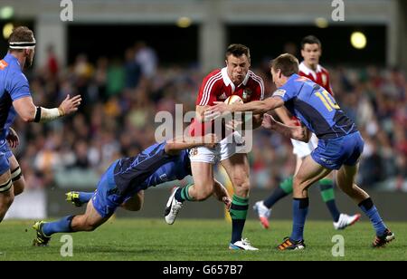 Sam Norton-Knight (à droite) et Salesi Manu (à gauche) de la Force de l'Ouest Tommy Bowe (centre) des Lions britanniques et irlandais Banque D'Images