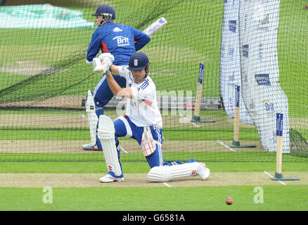Cricket - série de tests Investec - deuxième test - Angleterre contre Nouvelle-Zélande - Angleterre nets et conférence de presse - première journée - Headingley.Le capitaine d'Englands Alastair Cook lors d'une séance de filets à Headingley, Leeds. Banque D'Images