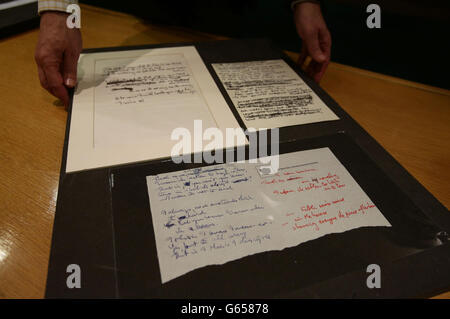 Manuscrits, manuscrits de John Lennon, des paroles de (dans le sens des aiguilles d'une montre en partant du haut à gauche) 'She Said', 'In My Life' et 'chaluberry Fields Forever', Au cours d'une séance photo pour annoncer l'acquisition d'une importante banque Beatles pour la British Library - le premier don fait à une institution britannique dans le cadre du nouveau Cultural Gifts Scheme, qui a été mis en place pour renforcer la solide culture du don philanthropique du Royaume-Uni - à la British Library de Londres. Banque D'Images