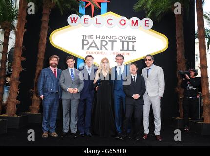 Zach Galifianakis, Justin Bartha, Ed Helms, Heather Graham, Bradley Cooper,Ken Jeong et Todd Phillips arrivent pour la première européenne de la partie 3 du hantover, à l'Empire Leicester Square, Londres. Banque D'Images