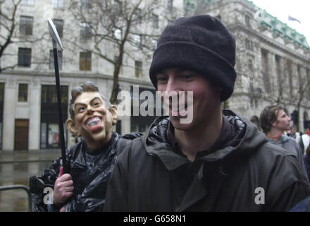 William Straw, le fils du ministre des Affaires étrangères Jack Straw, se joint à des milliers d'étudiants pour protester contre les frais de supplément à Londres. * jusqu'à 20,000 étudiants britanniques manifestaient aujourd'hui à Londres contre les frais d'appoint qui paralyseraient le système d'enseignement supérieur, selon le président de l'Union nationale des étudiants Mandy Telford, qui a également averti que les frais prieraient des milliers de nos étudiants les plus talentueux hors de l'éducation. Banque D'Images