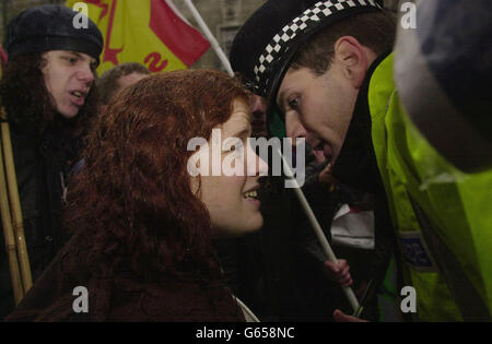 Un manifestant vient en face-à-face avec un policier au cours d'une marche dans le centre de Londres pour protester contre les frais d'appoint des étudiants. * jusqu'à 20,000 étudiants britanniques manifestaient aujourd'hui à Londres contre les frais d'appoint qui paralyseraient le système d'enseignement supérieur, selon le président de l'Union nationale des étudiants Mandy Telford, qui a également averti que les frais prieraient des milliers de nos étudiants les plus talentueux hors de l'éducation. Banque D'Images