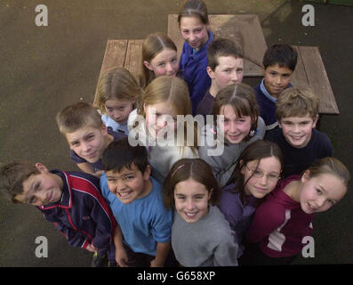 Les enfants célèbrent à la Henleaze Junior School de Bristol, qui a été classée comme la meilleure école primaire de cette année dans les chiffres gouvernementaux publiés cette semaine. * Henleaze Junior School à Bristol a dirigé le paquet de 178 écoles qui ont vu tous leurs élèves atteindre la norme requise en anglais, mathématiques et sciences dans les tests pris par les 11 ans cette année, Bien que l'enseignante en chef intérimaire Kathy Ellis a dit qu'il y avait plus à la vie à l'école que d'obtenir de bons résultats de test. Banque D'Images