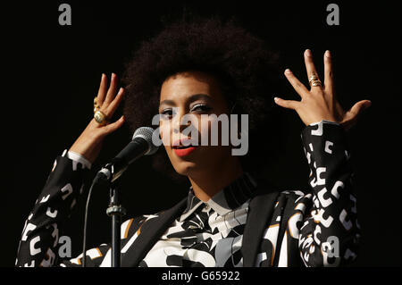 Solange Knowles se présente au Field Day Festival à Victoria Park, dans l'est de Londres. Banque D'Images