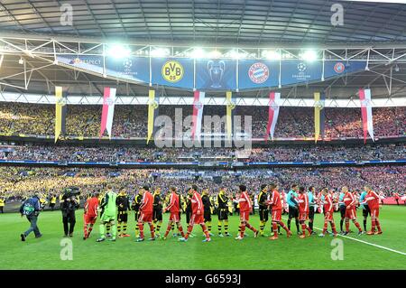 Football - Ligue des champions de l'UEFA - finale - Borussia Dortmund / Bayern Munich - Stade Wembley.Les joueurs des deux équipes se secouent la main avant le coup d'envoi Banque D'Images