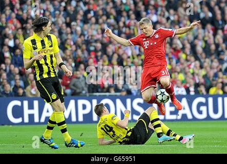 Bayern Munich Bastian Schweinsteiger (à droite) est attaqué par Borussia Dortmund Kevin Grosskreutz (centre) Banque D'Images