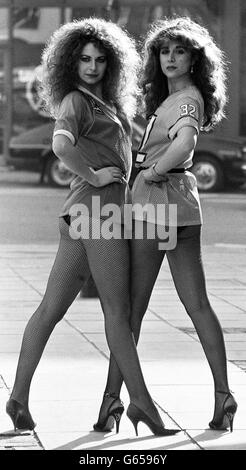 Modèles Carole Caplin (à gauche) et Vivian Dalah regardant bien dans le dernier modèle américain de Brutus. Les filles étaient à Londres à l'exposition internationale des hommes et des juments, qui a ouvert à Olympia à Londres. Banque D'Images