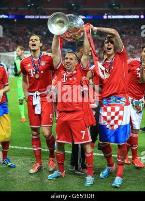 Football - Ligue des champions de l'UEFA - finale - Borussia Dortmund / Bayern Munich - Stade Wembley.Franck Ribery, de Bayern Munich, célèbre le trophée de la Ligue des Champions sur le terrain Banque D'Images