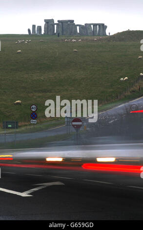 Le trafic en mouvement rapide passe devant Stonehenge sur l'A303 dans le Wiltshire, le jour où le gouvernement a annoncé l'amélioration de 5.5 milliards de transports en Angleterre, dont un tunnel routier de 183 millions pour protéger Stonehenge. * contenant environ 3 milliards d'améliorations routières, le paquet comprenait la mise en avant d'un milliard d'élargissement à quatre voies de l'un des tronçons routiers les plus fréquentés du Royaume-Uni - la M6 entre Birmingham et Manchester. Banque D'Images