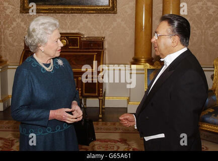 La Reine s'entretient avec M. Mouafak Nassar, le nouvel Ambassadeur de Syrie, lors d'une réunion privée, au Palais de Buckingham. Banque D'Images