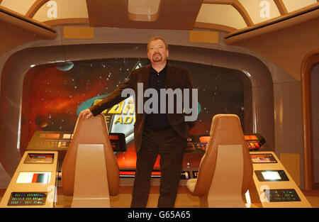 L'ancien commandant du Starship Enterprise Captain Kirk (l'acteur américain William Shatner) se trouve sur le pont d'une maquette de l'entreprise à Star Trek: The Adventure - une exposition célébrant 35 ans de l'émission de télévision et des longs métrages - à Hyde Park. Banque D'Images
