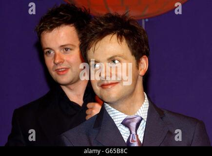 Declan Donnelly, présentateur de télévision, pose avec son modèle de cire lors d'un photocall à Madame Tussaud. ANT et Dec, célèbres pour les défis étranges et loufoques de leurs émissions de télévision, vont lancer un défi amusant à l'invité de Madame Tussaud pendant la période de Noël, en lui permettant de plonger ses mains dans une « grande boîte de bits » et d'identifier par toucher une sélection de parties du corps. Banque D'Images