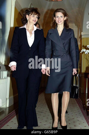 Cherie Blair (à gauche), épouse du Premier ministre britannique Tony Blair, escorte Asma Al-Assad, épouse du président syrien Bachar Assad, le long d'un couloir à l'intérieur du 10 Downing Street au début de la visite officielle d'Assad en Grande-Bretagne. Banque D'Images