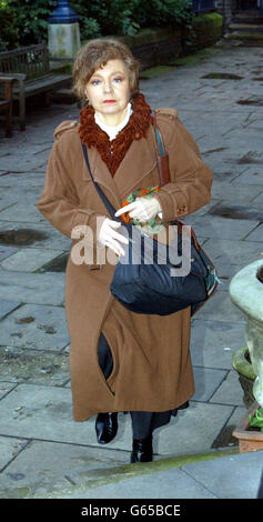 Prunella balance arrivant à l'église des acteurs de St Paul à Covent Garden, dans le centre de Londres, pour un service commémoratif tenu pour Rumpole de l'acteur Bailey Leo McKern. Banque D'Images