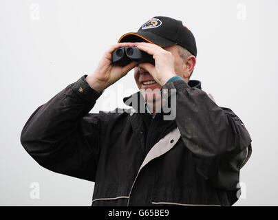 L'entraîneur Karl Burke regarde son cheval Libertarian qui est le premier cheval du Yorkshire à gagner les enjeux de Dante depuis 1962, se prépare à la grande course sur le bas Moor à Middleham. Banque D'Images