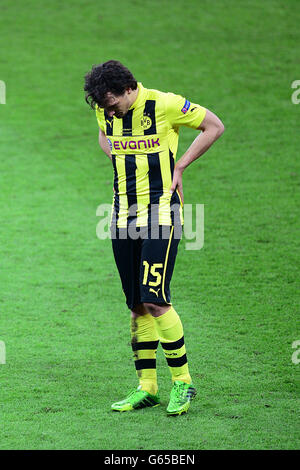 Football - Ligue des champions de l'UEFA - finale - Borussia Dortmund / Bayern Munich - Stade Wembley. Les tapis Hummels de Borussia Dortmund semblent découragés Banque D'Images