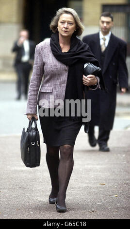 Kate Adie arrive au cour Banque D'Images