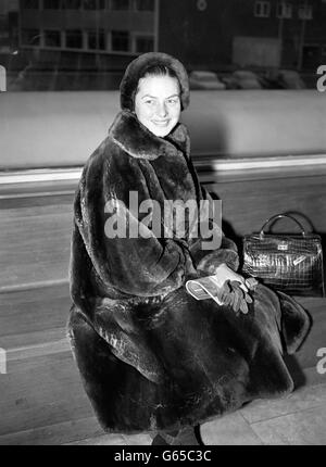 L'actrice Ingrid Bergman à l'aéroport de Londres alors qu'elle était sur le point de s'envoler pour passer deux semaines de vacances avec ses enfants dans les Alpes italiennes. Banque D'Images