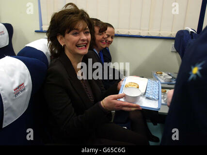 L'épouse du Premier ministre, Cherie Blair (à gauche), partage une blague avec des étudiants du centre de formation des hôtesses de l'Air à Stockton College, à Teesside, lors de leur visite dans le Nord-est. Banque D'Images