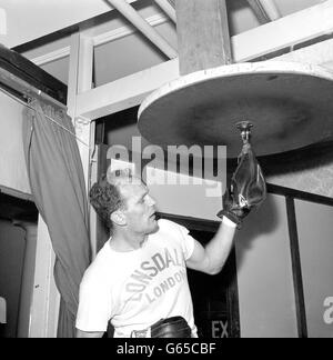 Boxe - Henry Cooper dans la formation - Bellingham, Kent Banque D'Images