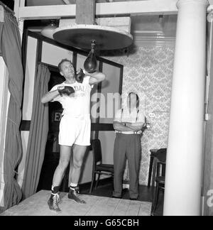 Le champion britannique de poids lourd Henry Cooper pendant son entraînement à Bellingham dans le Kent, où il se prépare à une rencontre à Wembley avec le boxeur américain Cassius Clay. Banque D'Images