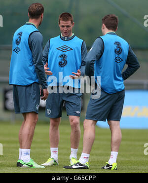 Anthony Pilkington (à gauche), James McCarthy et Seamus Coleman (à droite) de la République d'Irlande lors d'une séance de formation à Gannon Park, Malahide, en Irlande. Banque D'Images