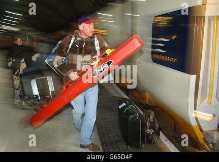 Les passagers chargent des skis sur le premier train Eurostar annuel qui se déplace directement vers les Alpes françaises, au début de l'escapade de Noël, au terminal Eurostar de la gare de Waterloo. Banque D'Images