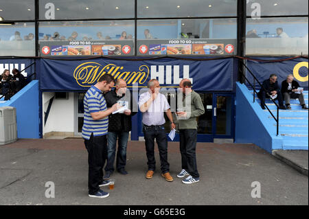 Greyhound Racing - William Hill Derby - première journée - Wimbledon Stadium.Racegoers à l'hippodrome de Wimbledon pendant la réunion William Hill Derby. Banque D'Images