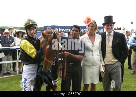 Jockey Richard Hughes (à gauche) et entraîneur Richard Hannon jnr (à droite) avec Thunder Strike dans la pièce jointe du gagnant après la victoire dans les prises de Woodcote Investec Banque D'Images