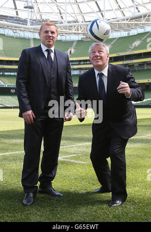 Neil Lennon (à gauche), directeur du Celtic, et Michael Ring, ministre d'État chargé du Tourisme et du Sport, lors d'un appel photo lors de l'annonce du match Decider de Dublin au stade Aviva, à Dublin. Banque D'Images