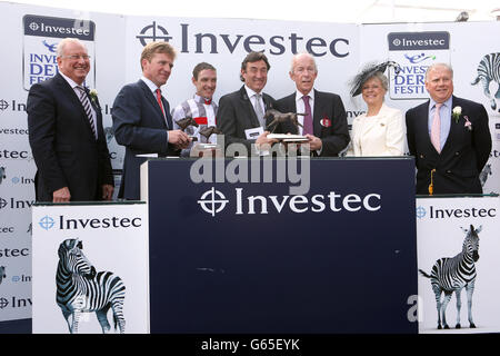 Présentation des gagnants pour Investec Oaks, y compris le formateur Ralph Beckett (deuxième à gauche) et le jockey Richard Hughes (troisième à gauche) Banque D'Images