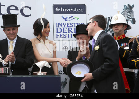 L'actrice et Investec Derby l'ambassadrice Gemma Chan (deuxième à gauche) félicite Aidan O'Brien, entraîneur mondial, après la victoire au Derby d'Investec Banque D'Images