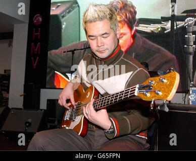 Taka Hirose - chargeur.Taka Hirose, bassiste du groupe Feeder, qui réalise un spectacle en direct au magasin HMV d'Oxford Street à Londres. Banque D'Images