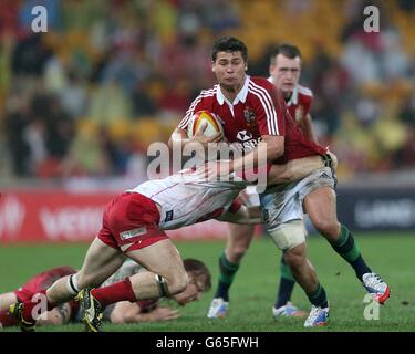 Ben Youngs, Lions britanniques et irlandais, est attaqué par le Queensland Ben Lucas, rouge Banque D'Images